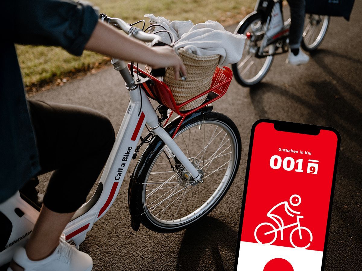 Zwei Personen fahren auf Rädern von Call a Bike eine Straße entlang. Rechts ist ein Handy mit Blick in die Rad+ App eingeblendet.