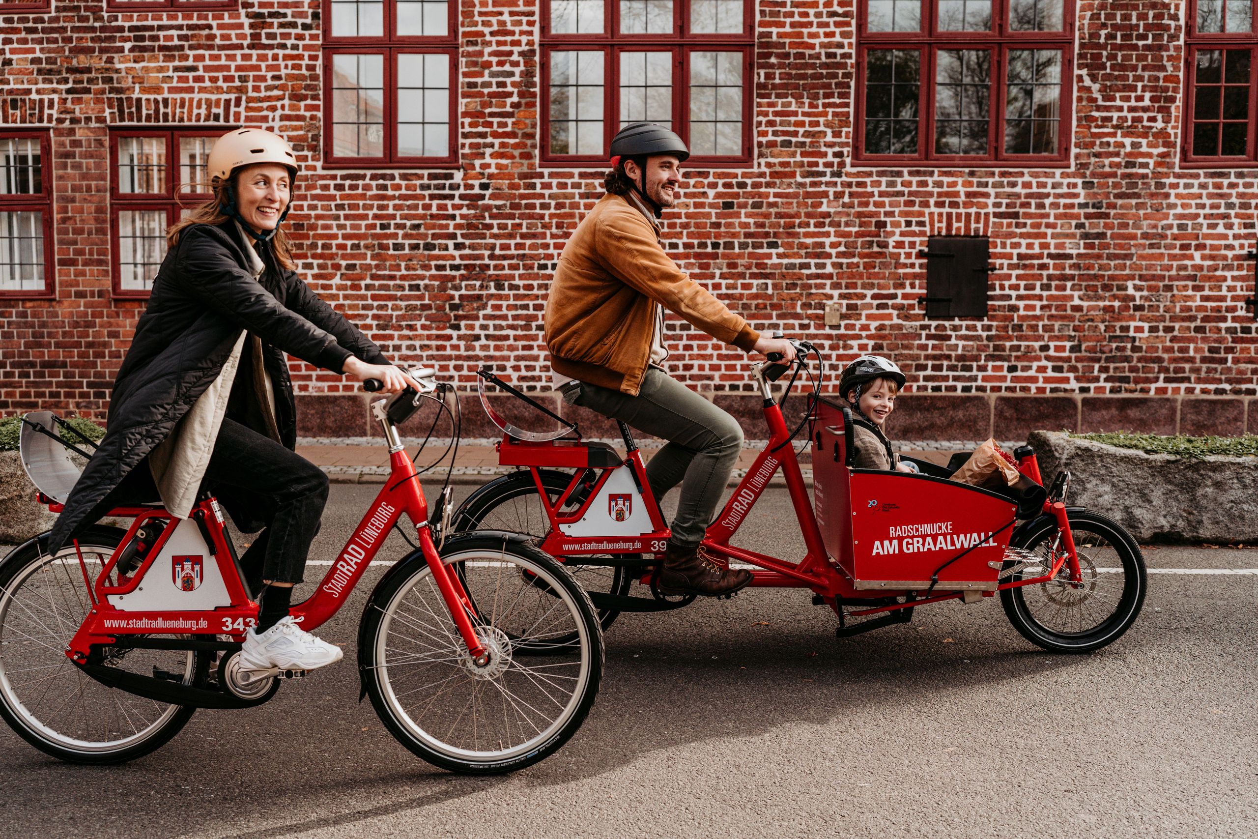 Woman on a bike and man on a cargobike.
