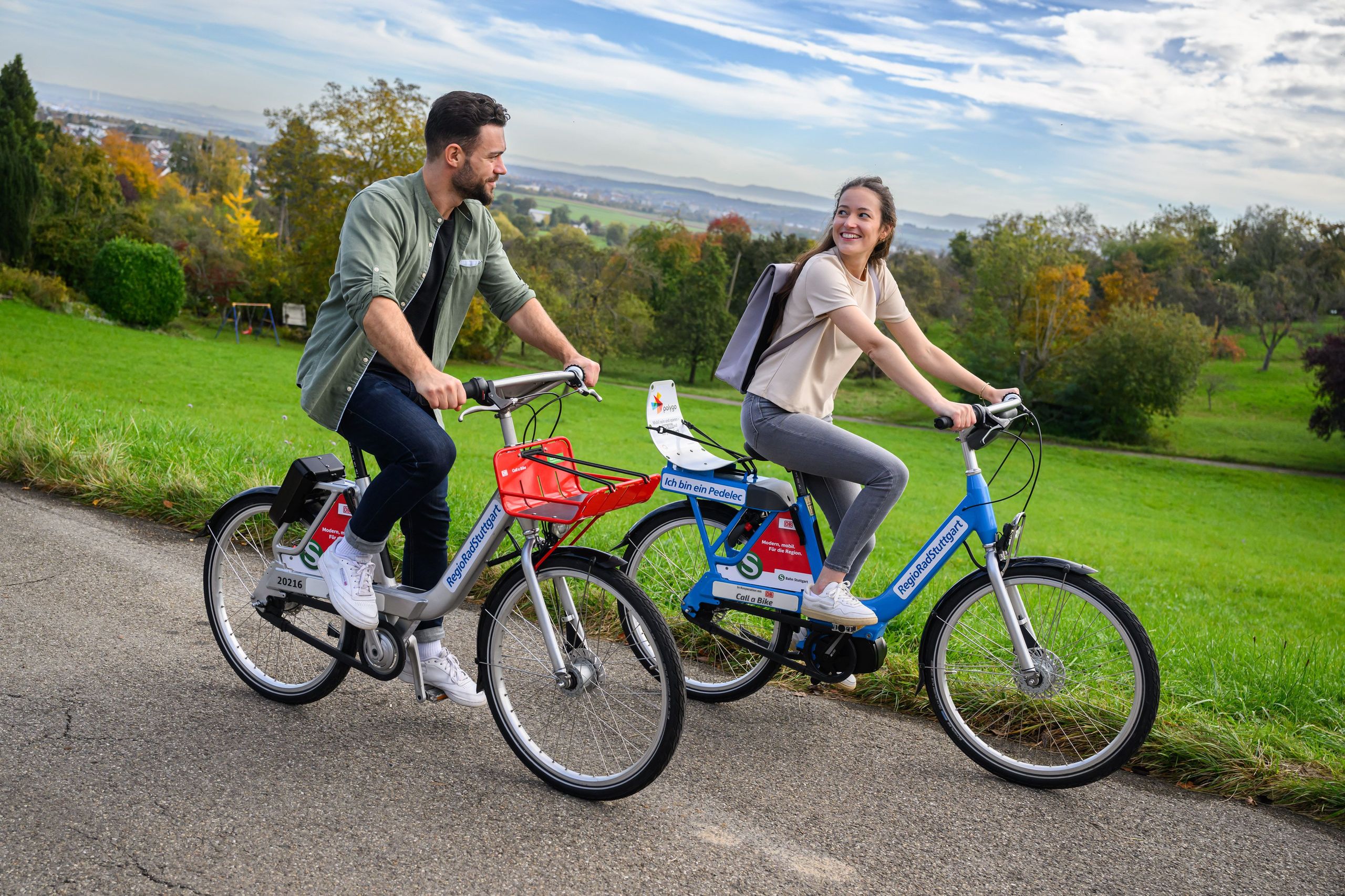 Zwei Menschen, die auf Fahrrädern in einer ländlichen Region fahren